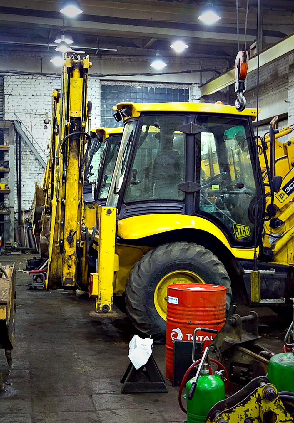 Погрузчики JCB на обслуживании в цехе
