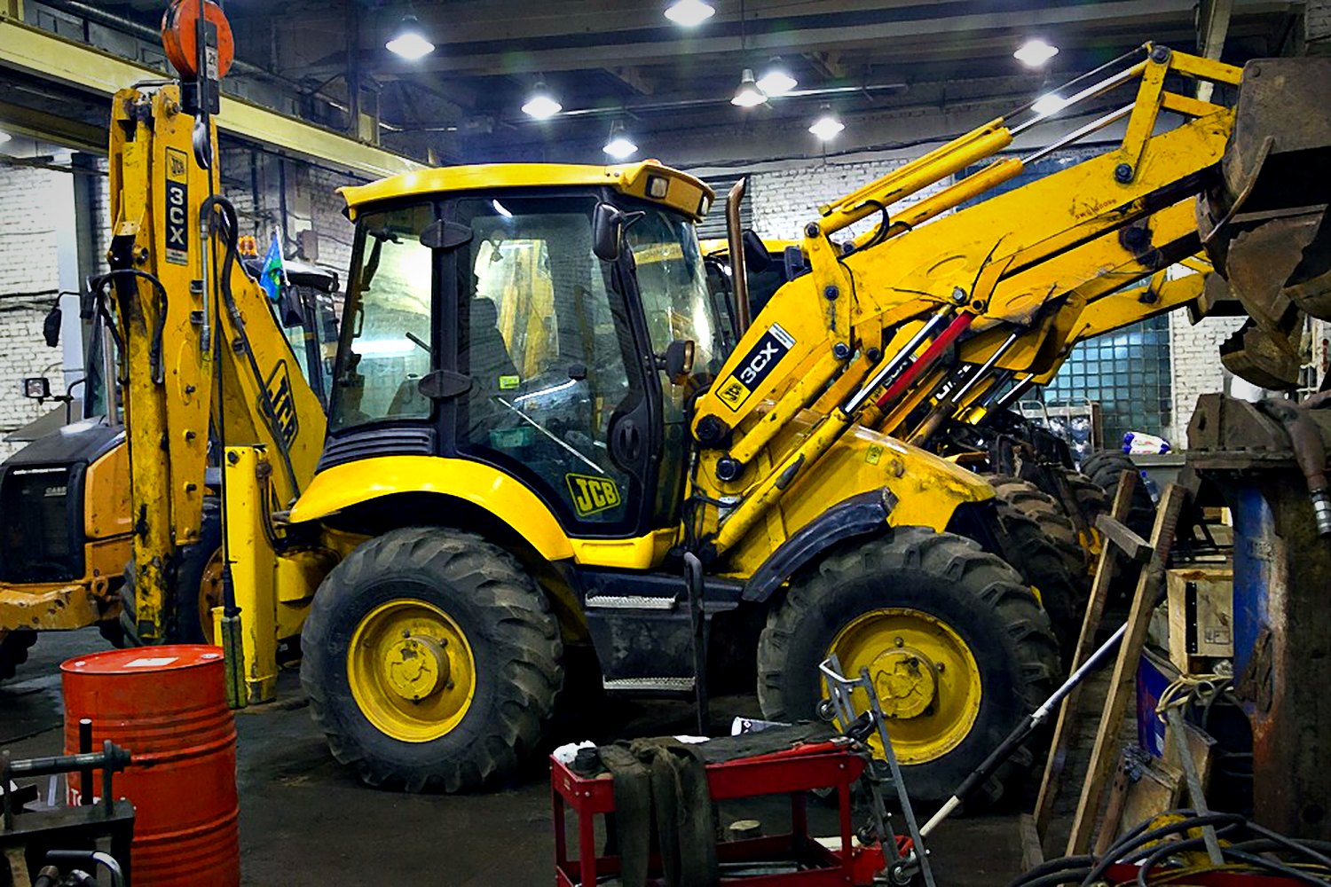 Экскаватор-погрузчик JCB 3CX в ремонтной зоне